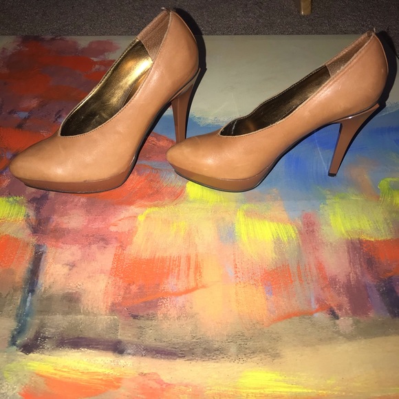 Audrey Brooke | Leather Pointed Toe Pumps - Picture 4 of 7